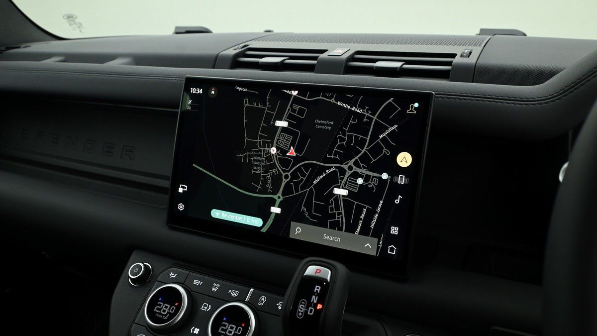 Land Rover Defender 110 Image 12