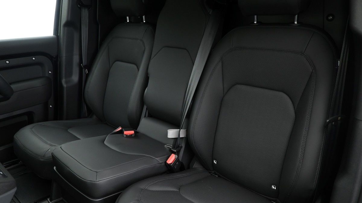 Land Rover Defender 110 Image 3