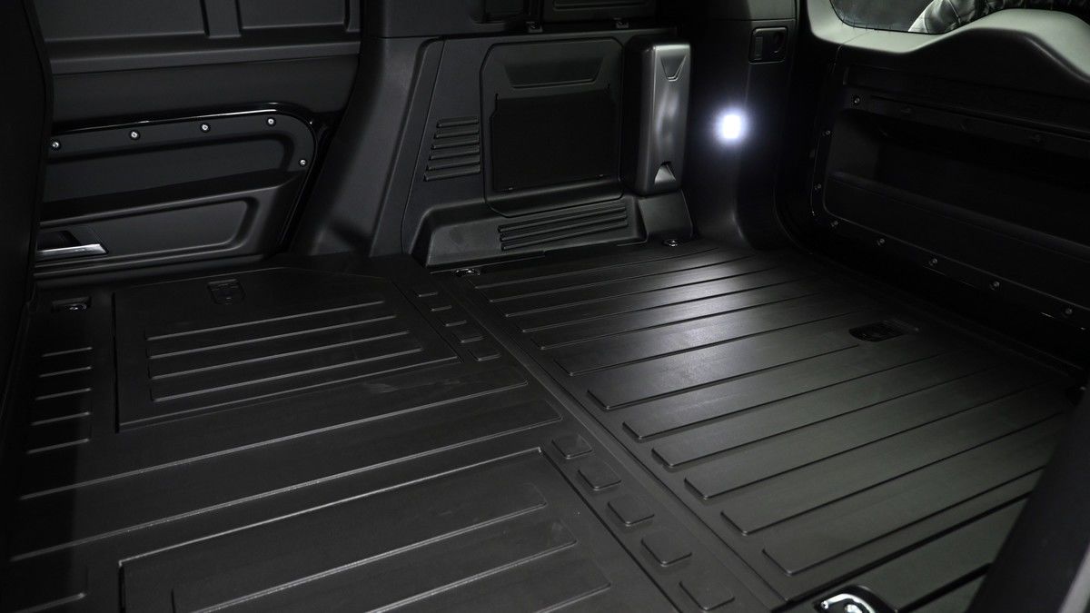 Land Rover Defender 110 Image 17
