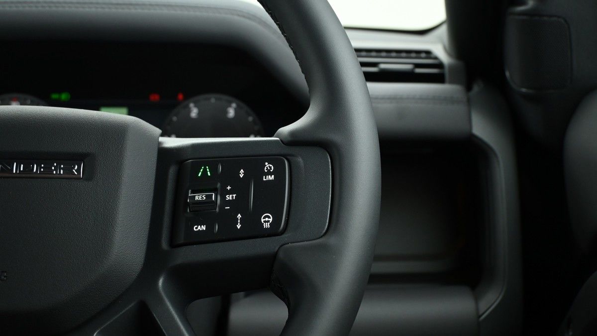 Land Rover Defender 110 Image 25