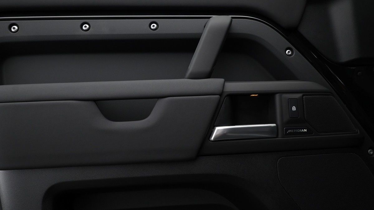 Land Rover Defender 110 Image 18
