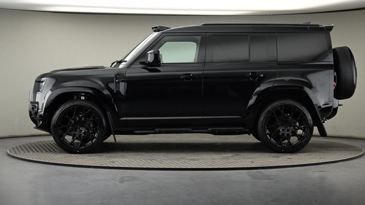 Land Rover Defender 110 Image 7