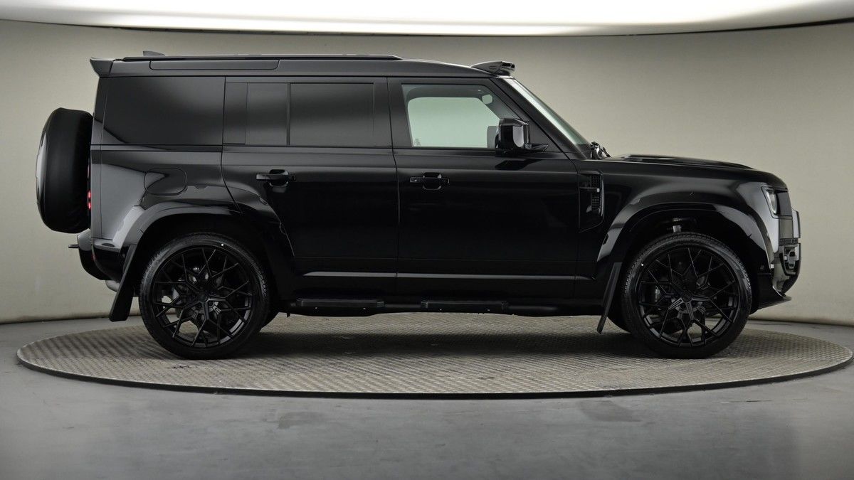 Land Rover Defender 110 Image 4