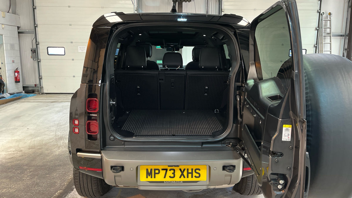 Land Rover Defender 110 Urban Image 21