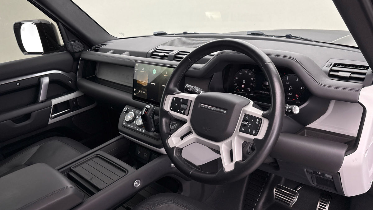 Land Rover Defender 110 Image 5