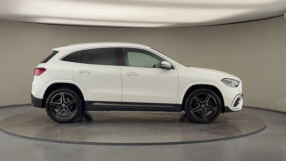 Mercedes-Benz GLA Image 16
