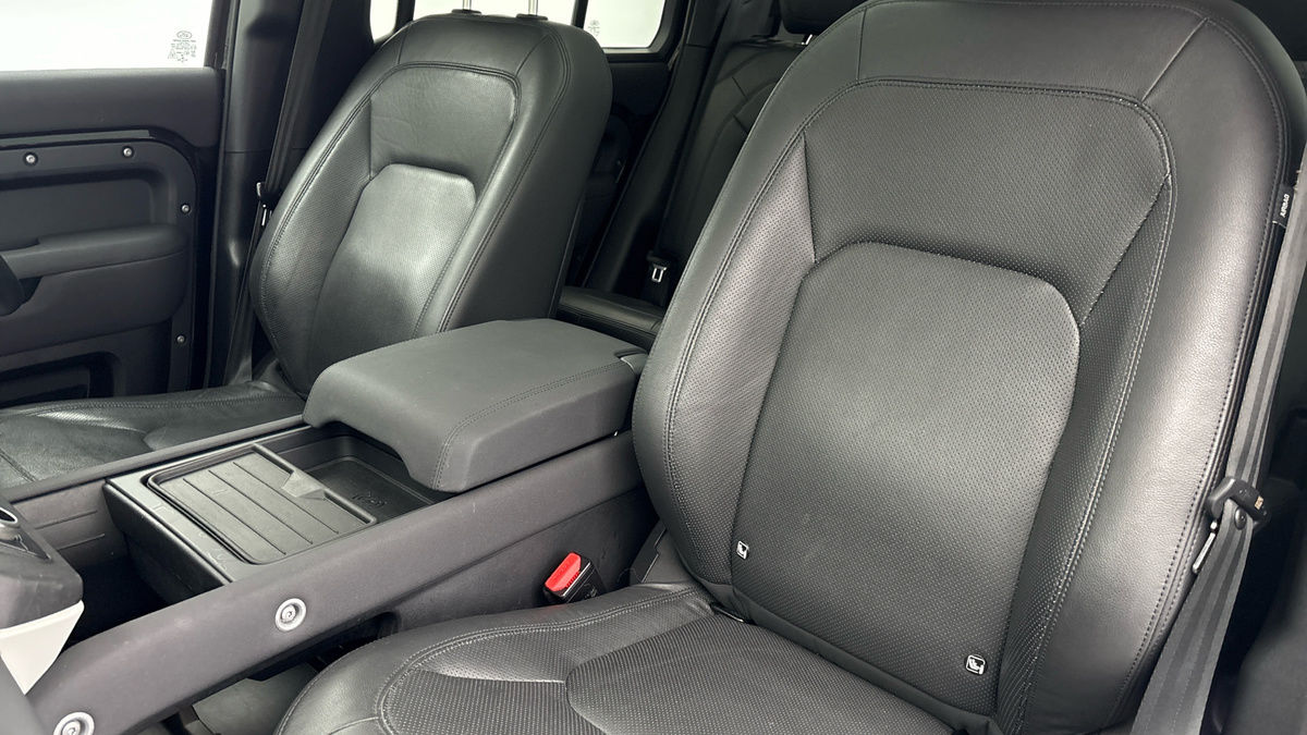 Land Rover Defender 110 Image 7