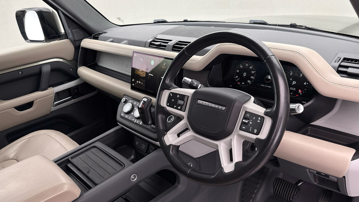 Land Rover Defender 110 Image 5