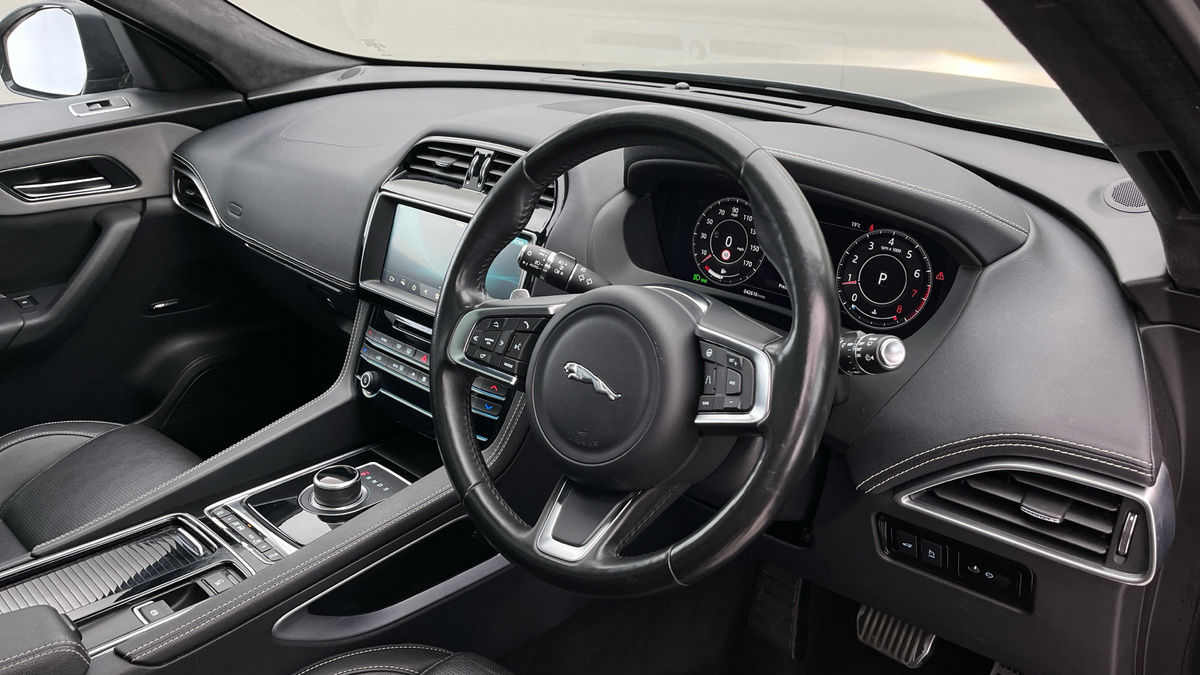 Jaguar F-PACE Image 5