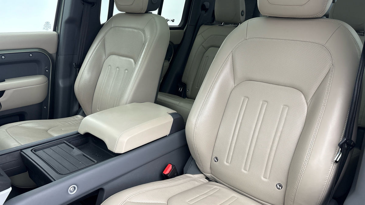 Land Rover Defender 110 Image 7