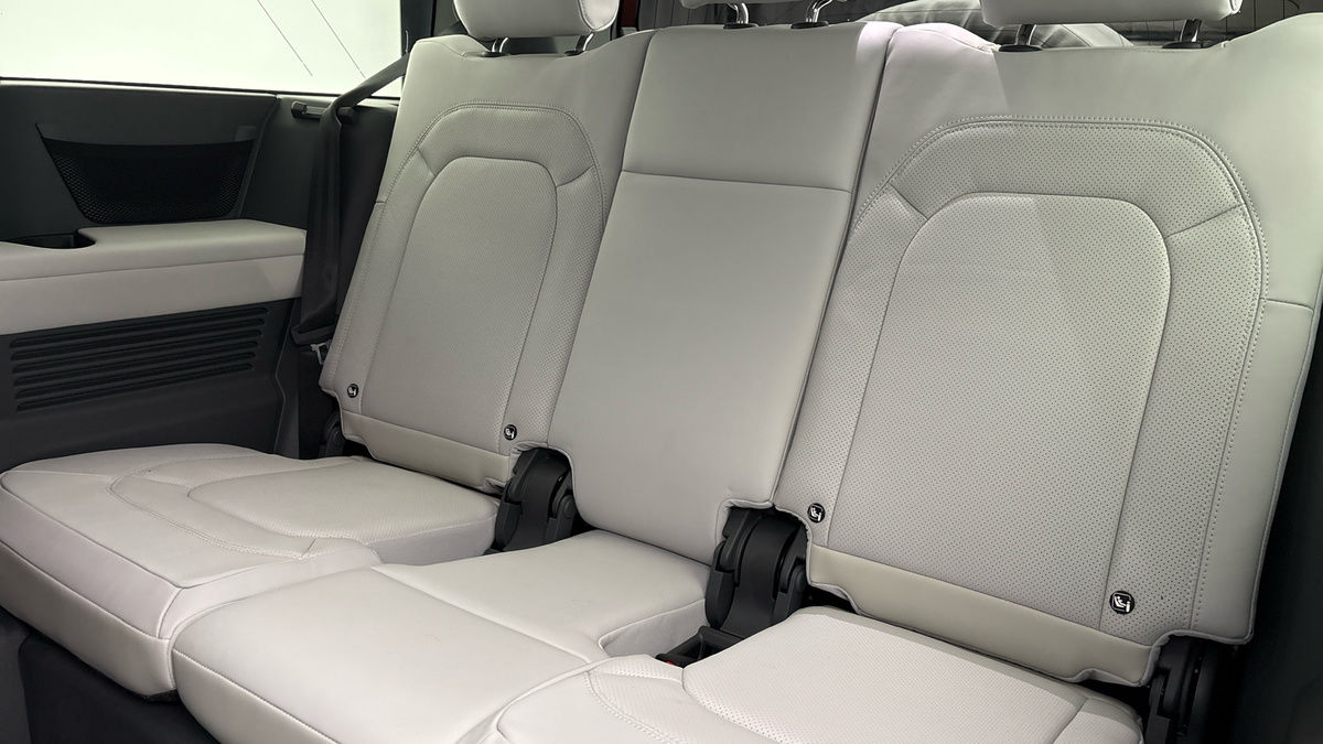 Land Rover Defender 130 Urban Image 28
