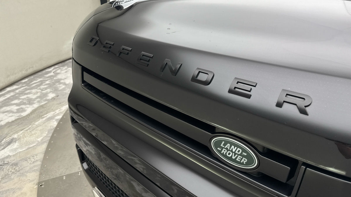 Land Rover Defender 110 Image 17