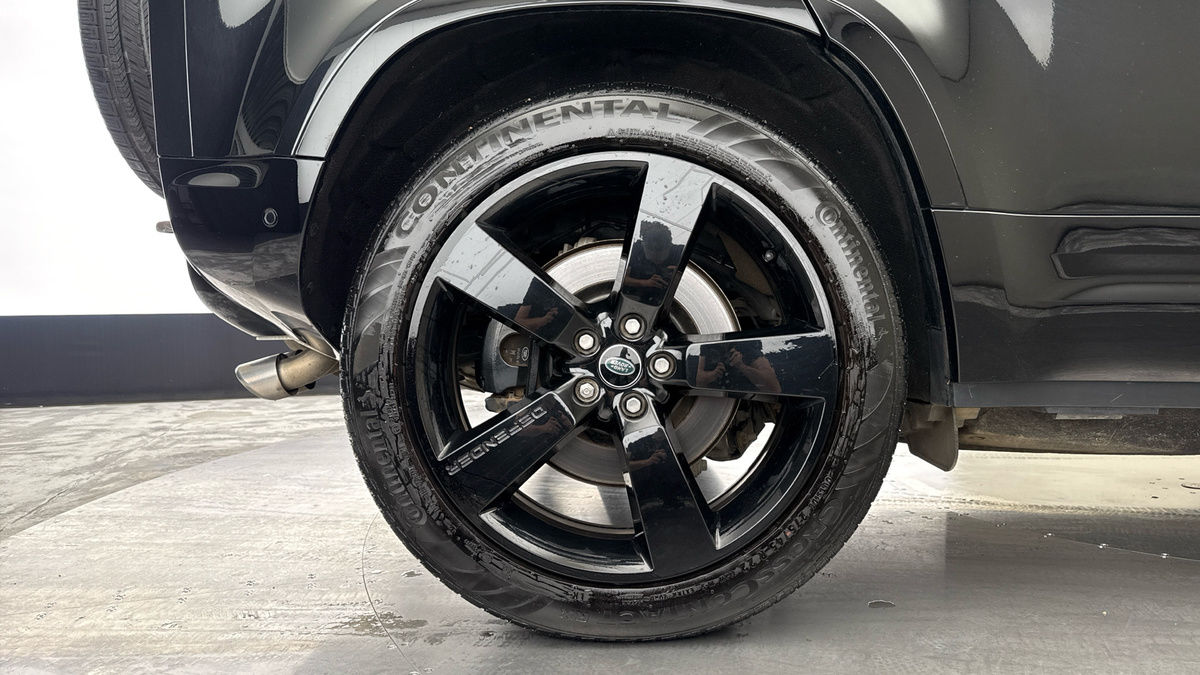 Land Rover Defender 110 Image 8