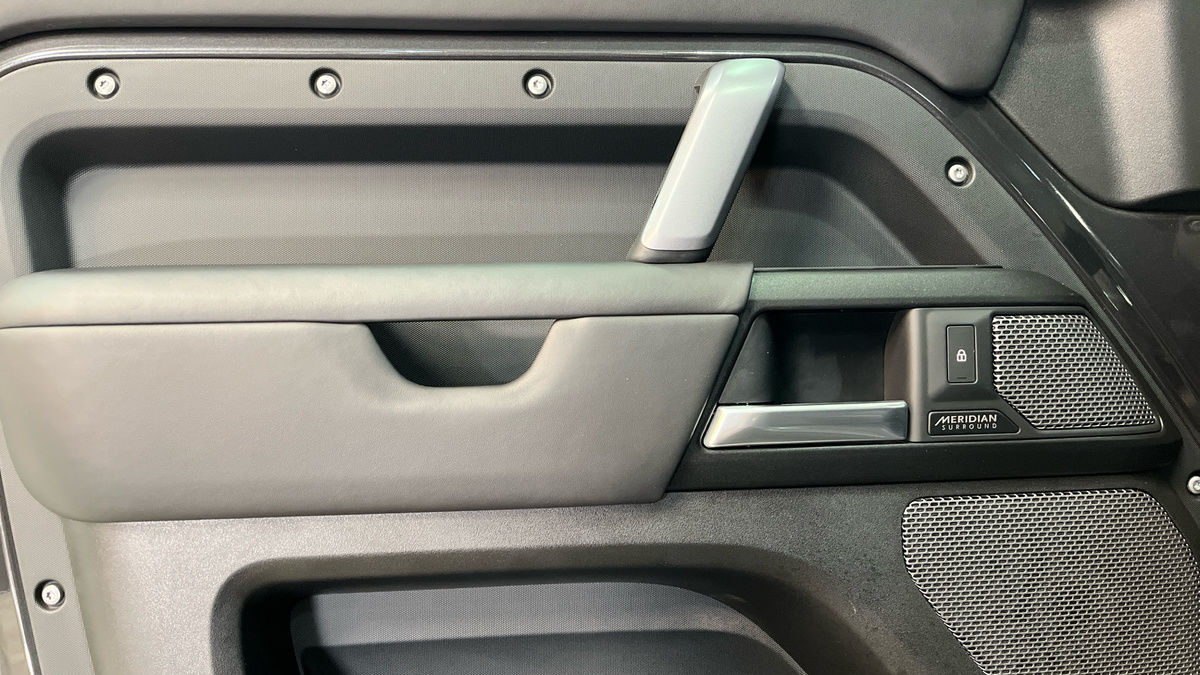 Land Rover Defender 110 Image 19