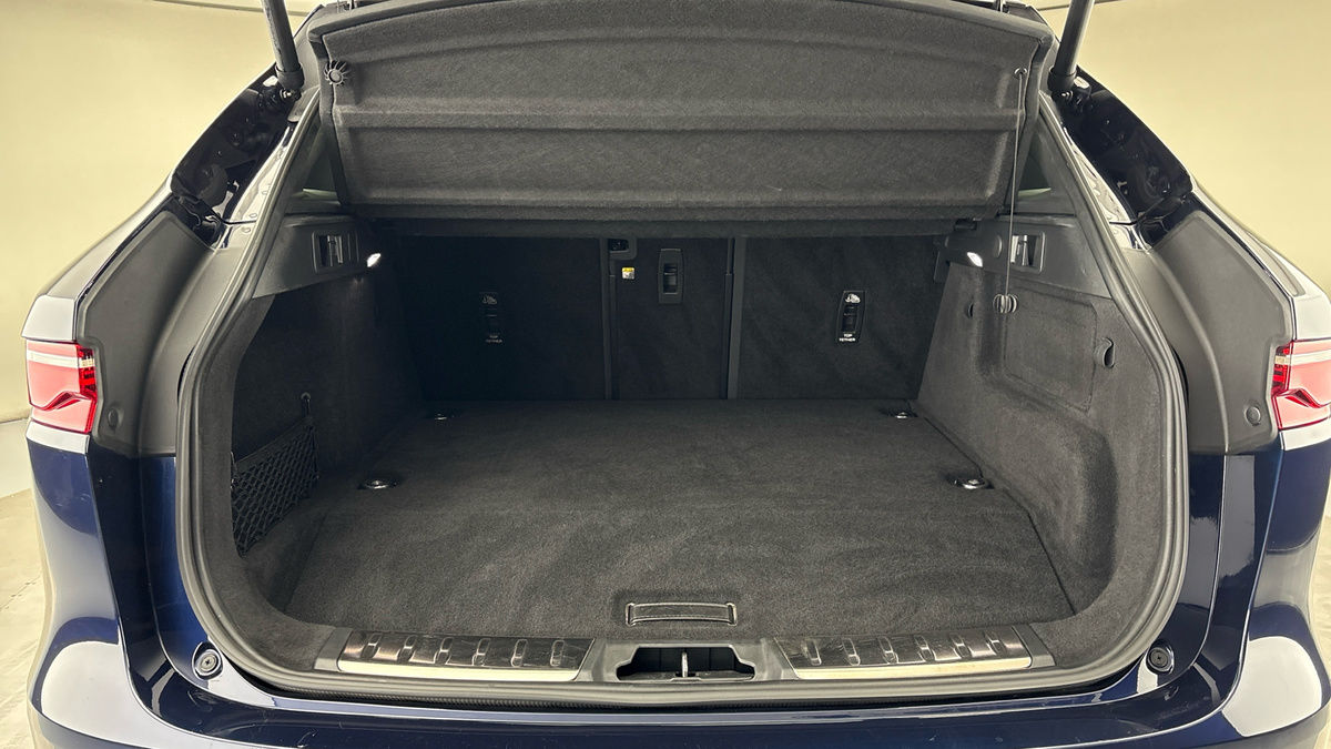 Jaguar F-PACE Image 11