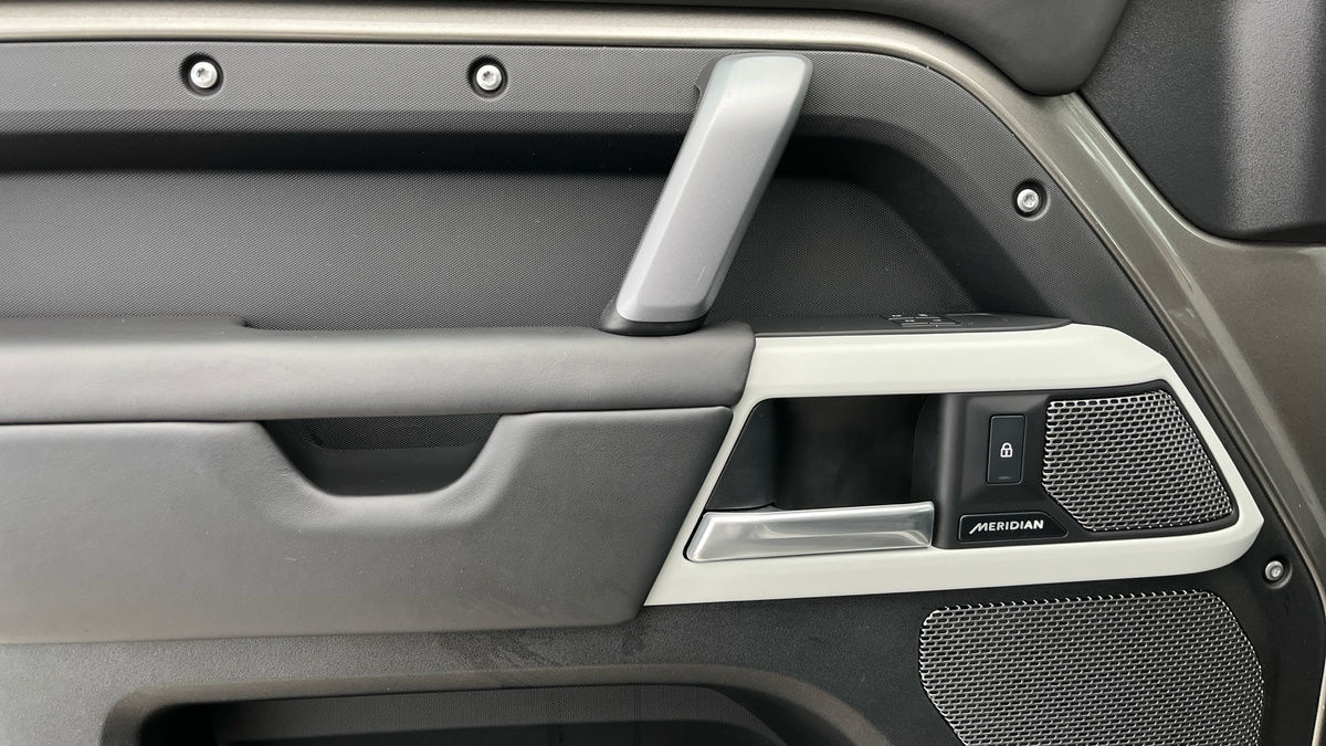 Land Rover Defender 110 Urban Image 38
