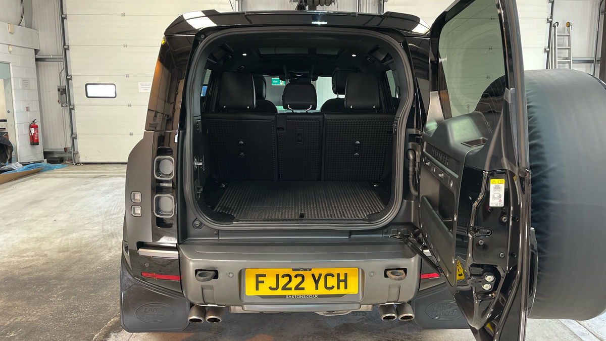 Land Rover Defender 110 Image 11