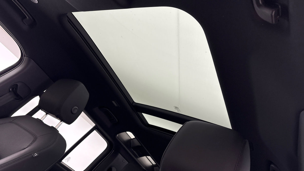 Land Rover Defender 110 Image 6