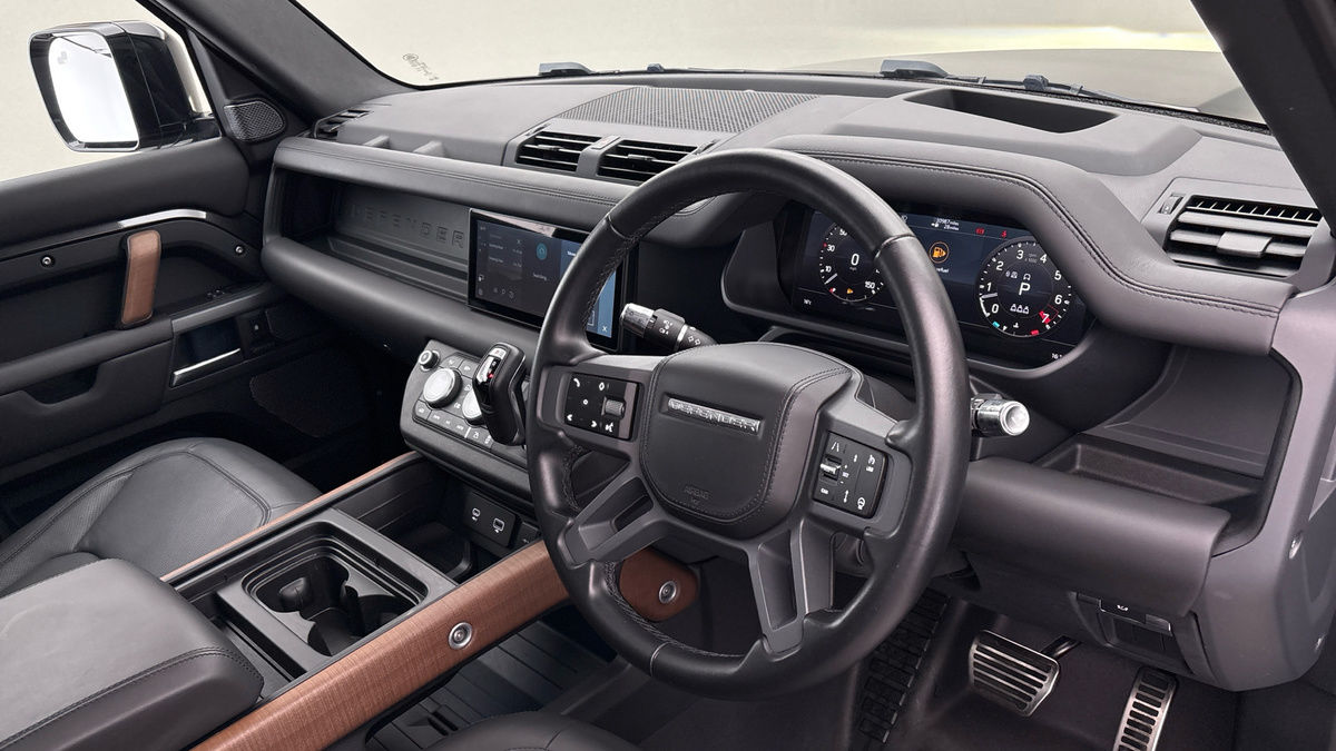 Land Rover Defender 110 Image 5