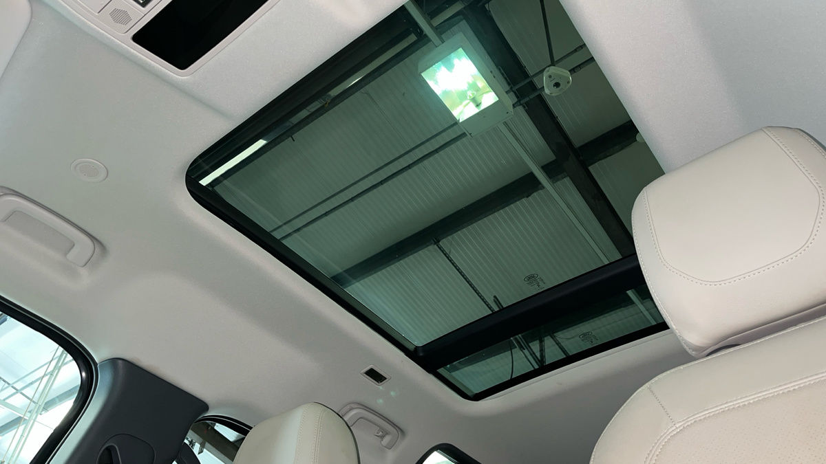 Land Rover Defender 110 Image 6