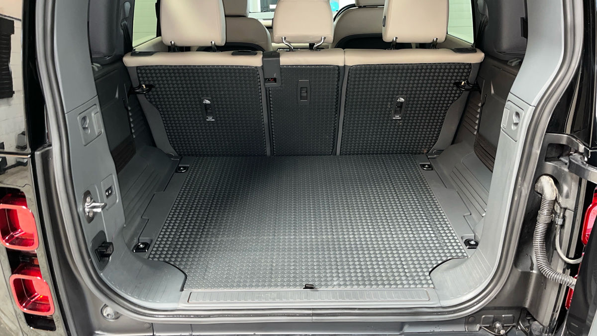 Land Rover Defender 110 Image 11