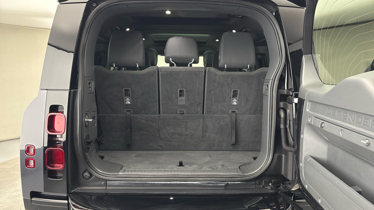 Land Rover Defender 130 Urban Image 11
