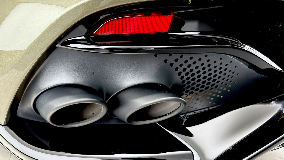 Aston Martin DBX Image 32