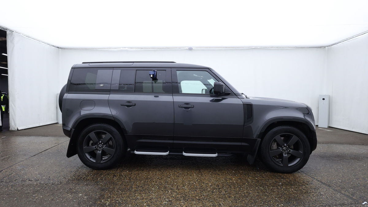 Land Rover Defender 110 Image 5