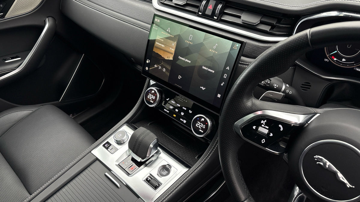 Jaguar F-PACE Image 18