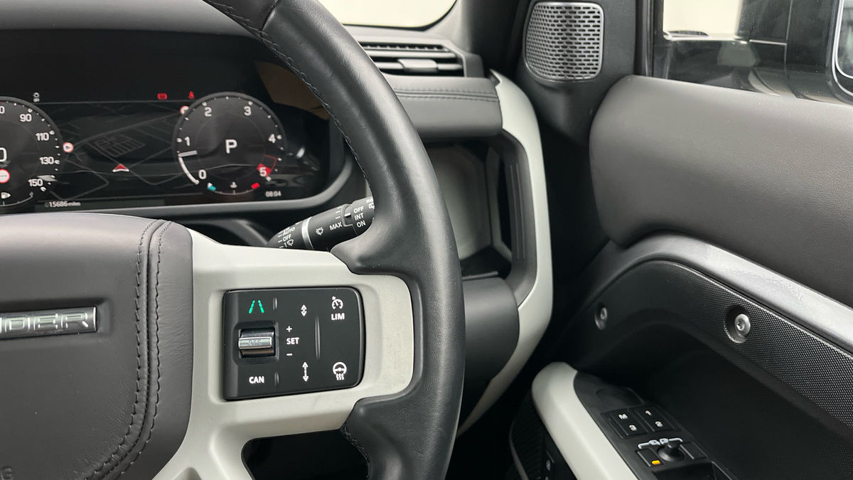 Land Rover Defender 110 Image 14