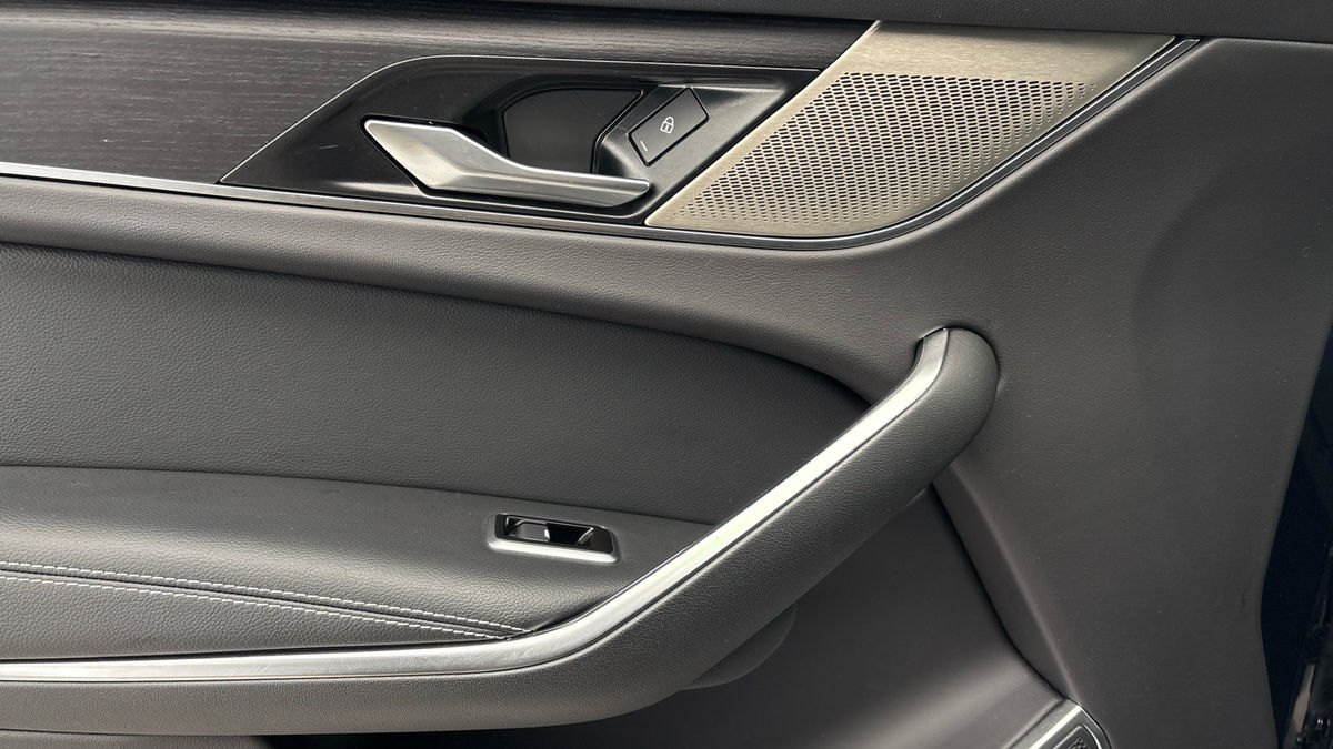 Jaguar F-PACE Image 19
