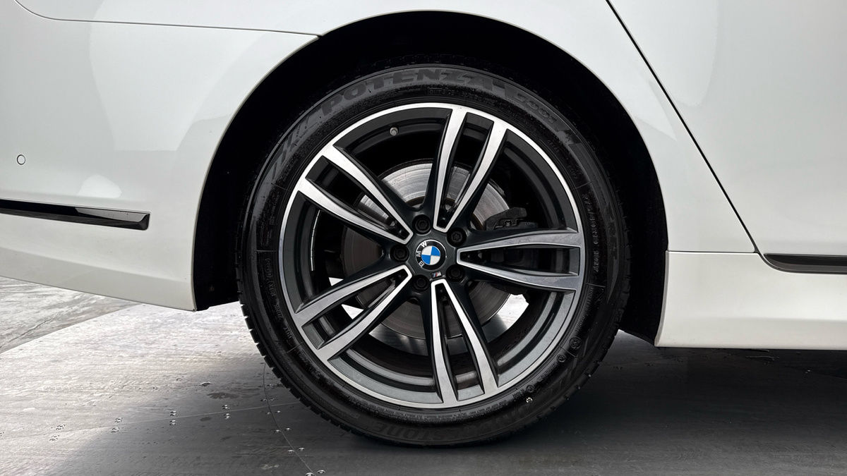 BMW 7 Series Image 8