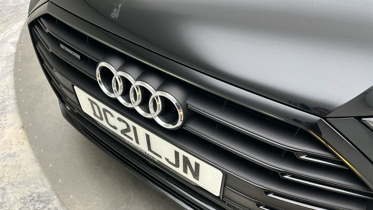 Audi A8 Image 24