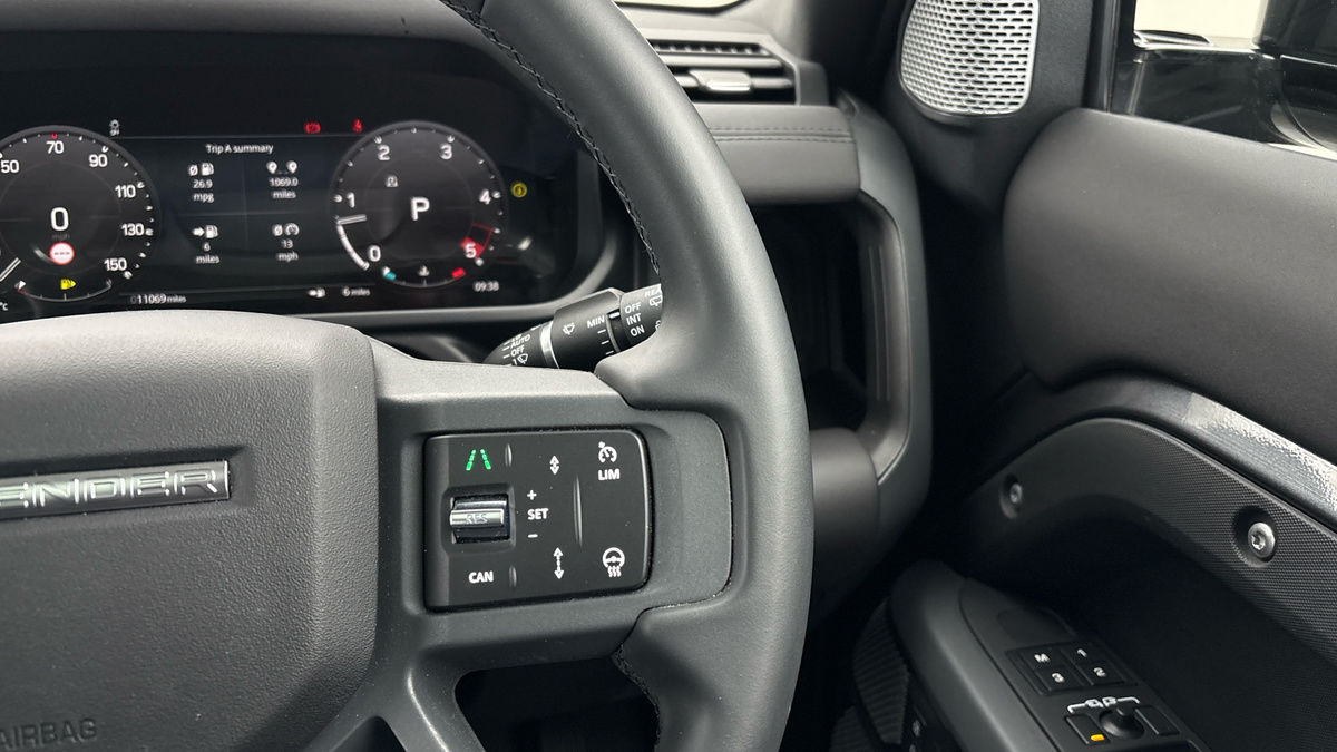 Land Rover Defender 130 Urban Image 14