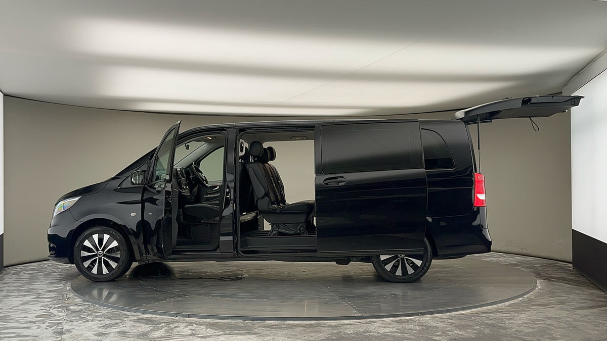 More views of Mercedes-Benz Vito