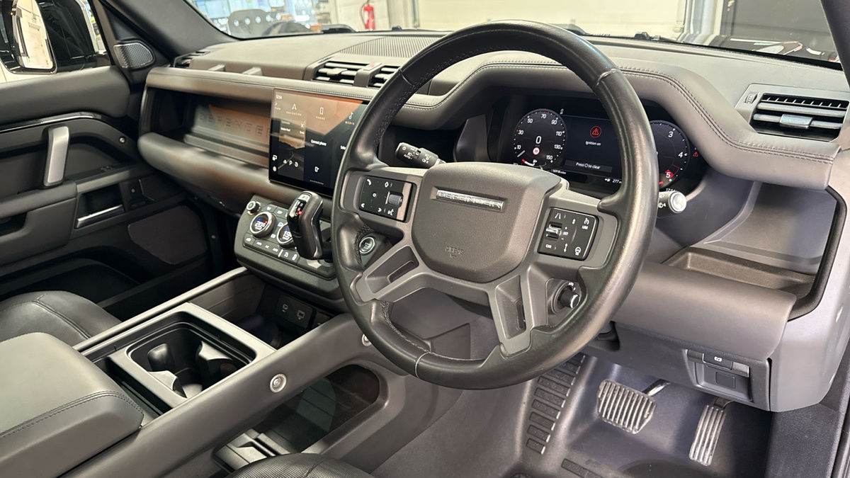 Land Rover Defender 110 Image 5