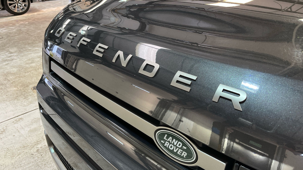 Land Rover Defender 110 Image 20