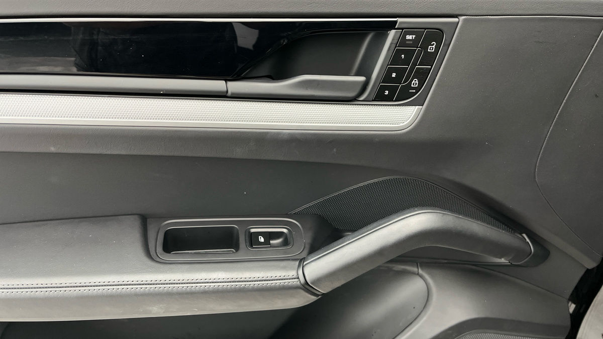 Porsche Cayenne Image 19