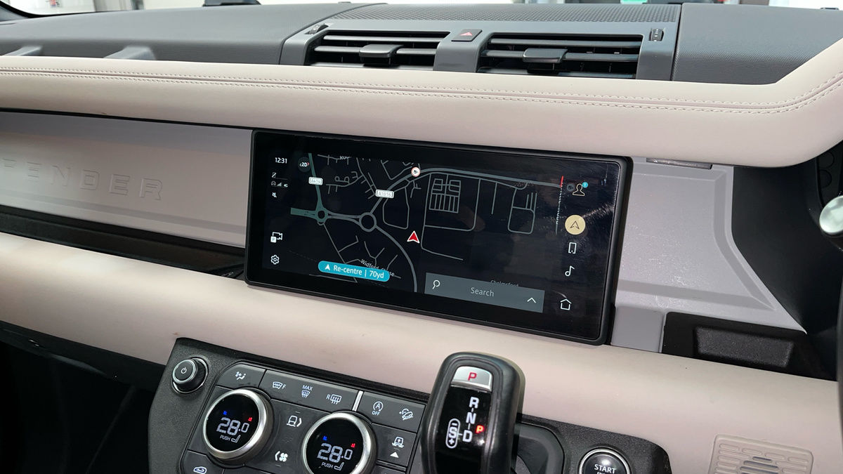 Land Rover Defender 110 Image 17