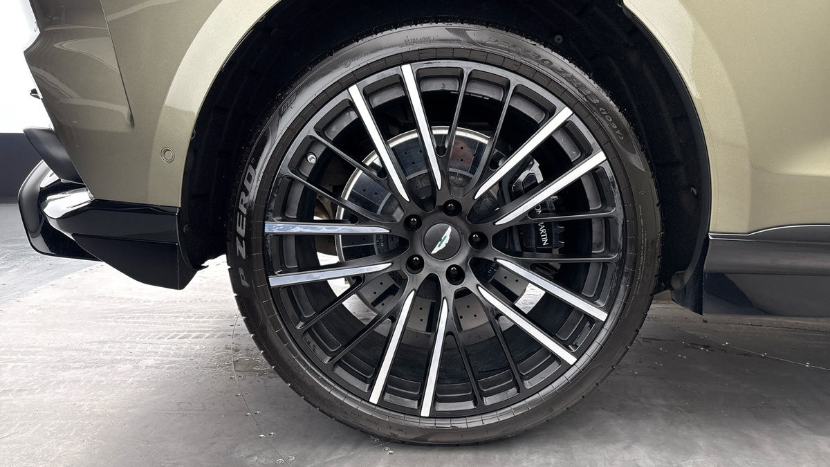 Aston Martin DBX Image 10