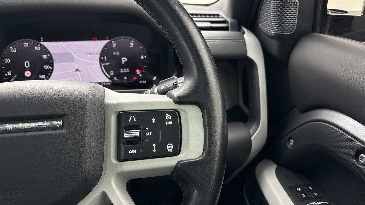 Land Rover Defender 110 Image 14