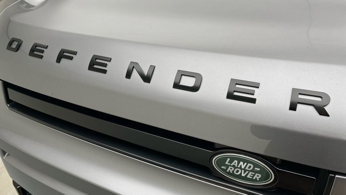 Land Rover Defender 110 Image 24