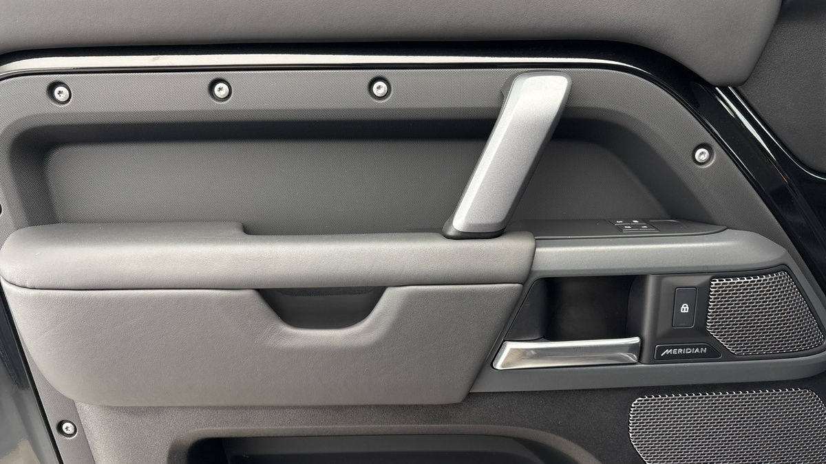 Land Rover Defender 90 Urban Image 19