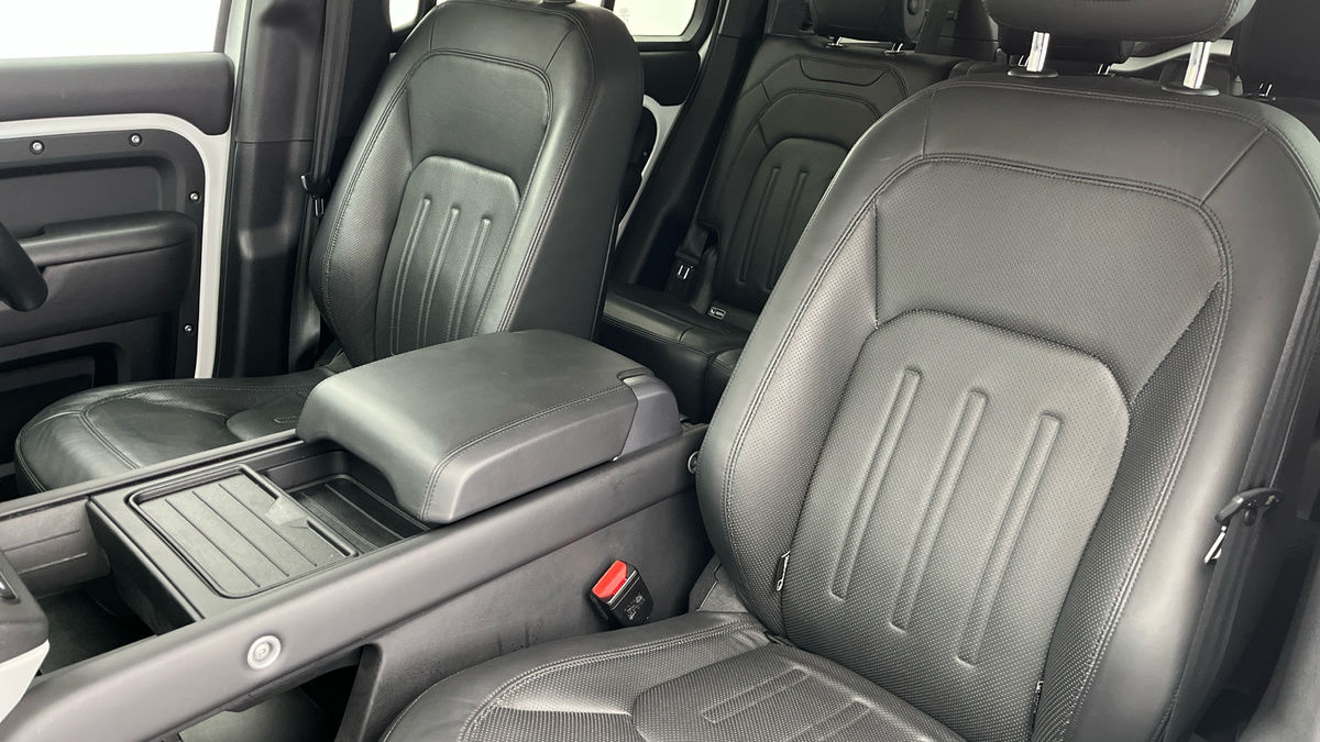 Land Rover Defender 110 Image 7