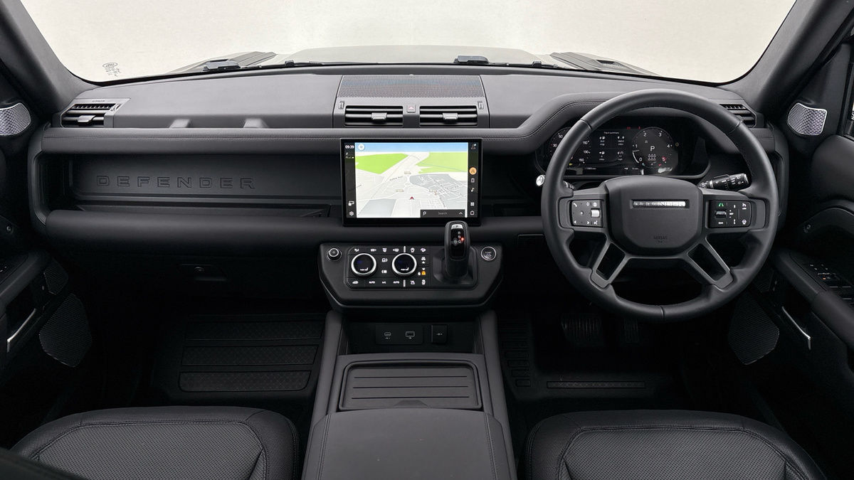 Land Rover Defender 130 Urban Image 12