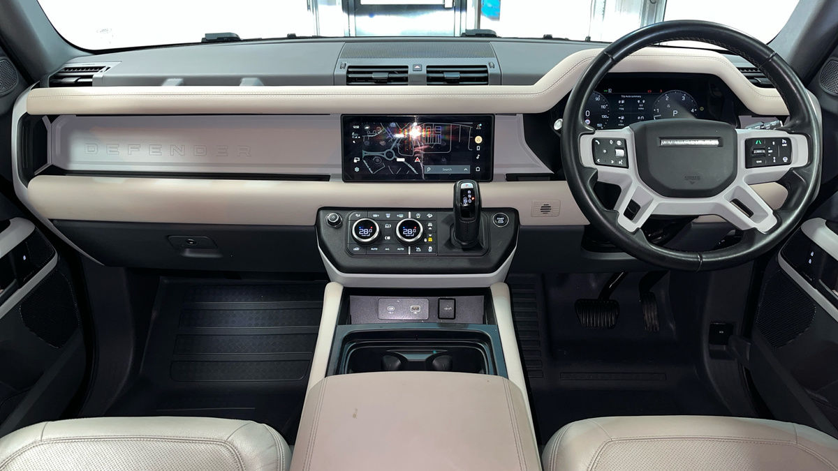 Land Rover Defender 110 Image 12