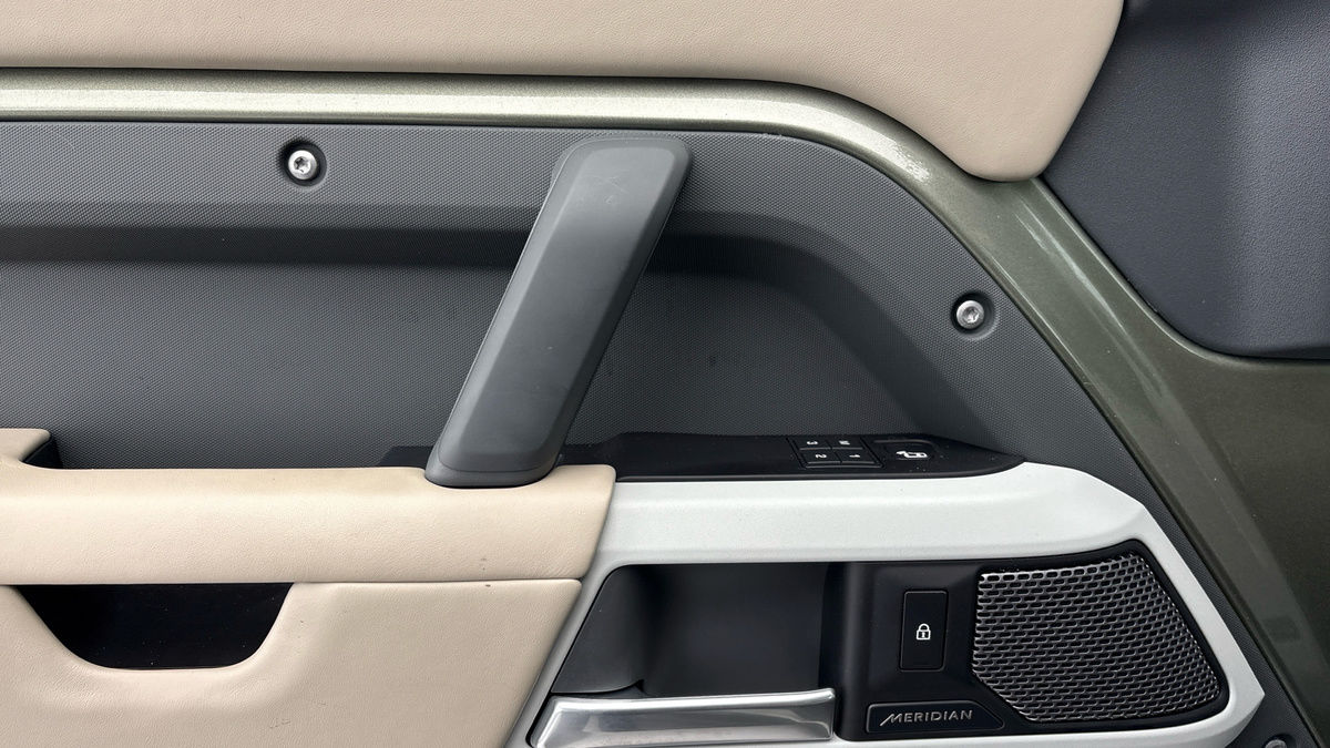 Land Rover Defender 110 Image 19