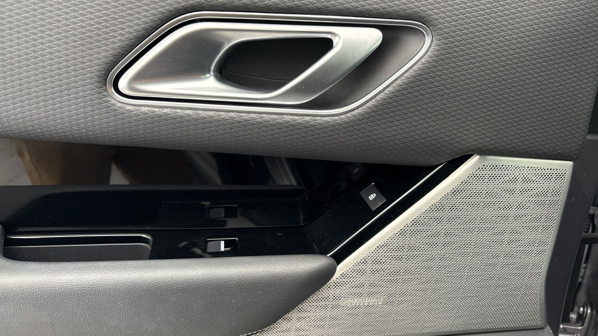 Land Rover Range Rover Velar Image 19