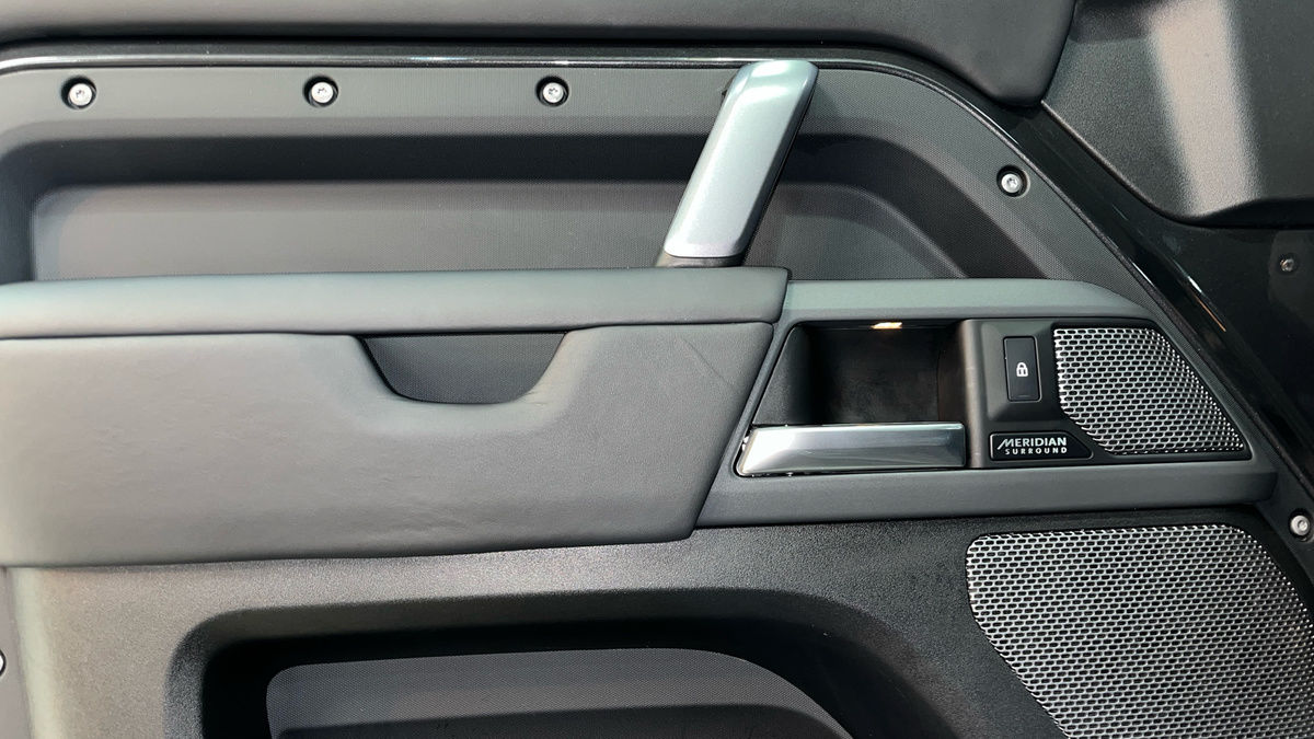 Land Rover Defender 110 Image 19