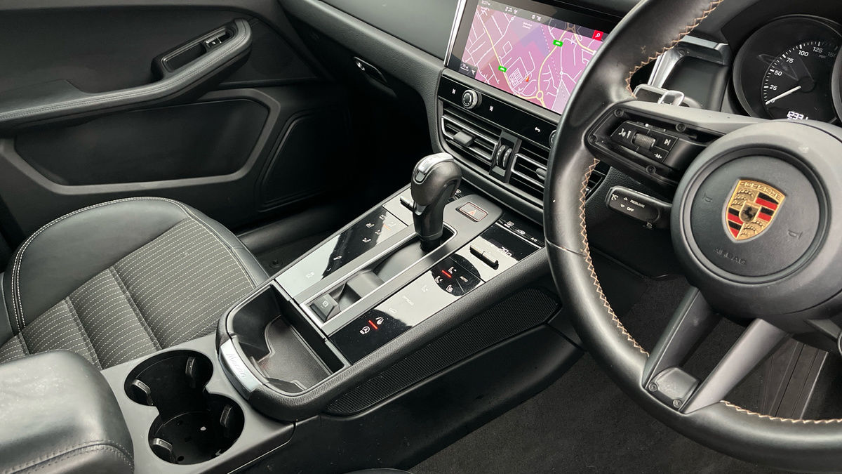 Porsche Macan Image 18